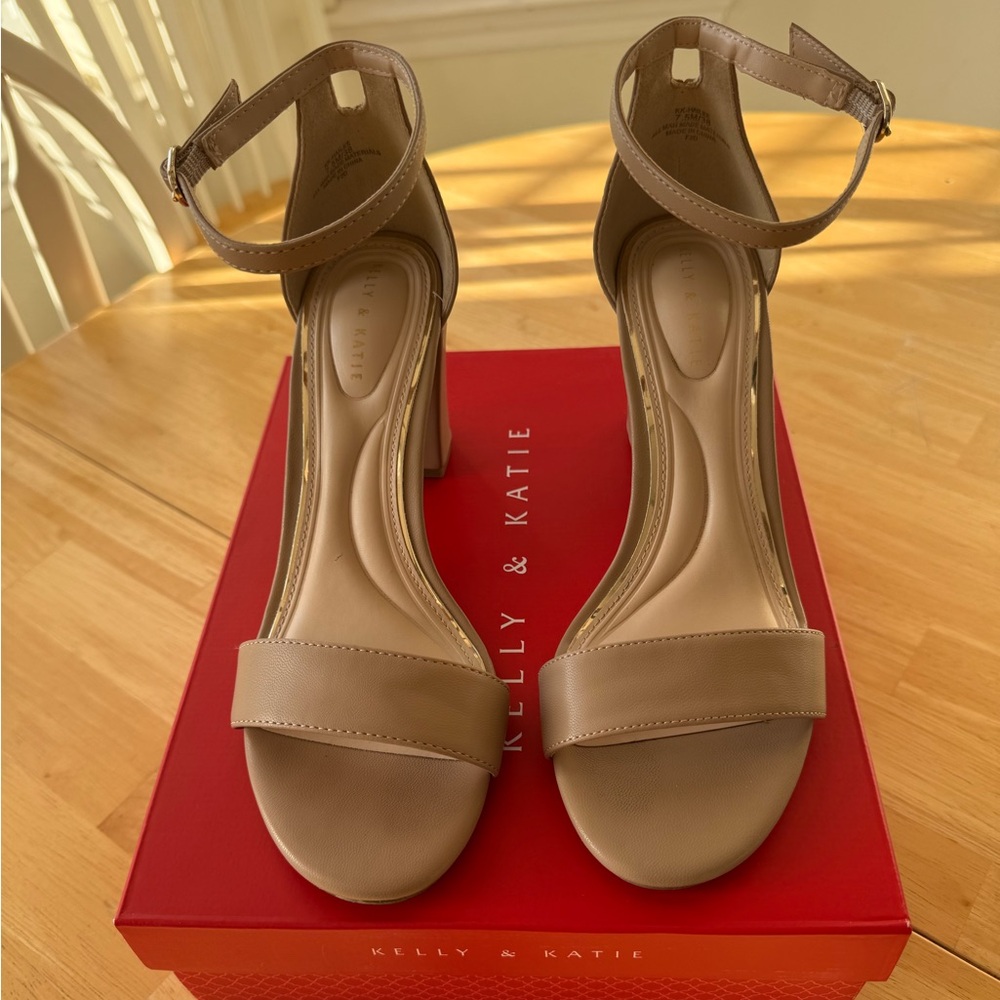 Kelly & Kate high-heeled open-toe shoes. Size 7.5
